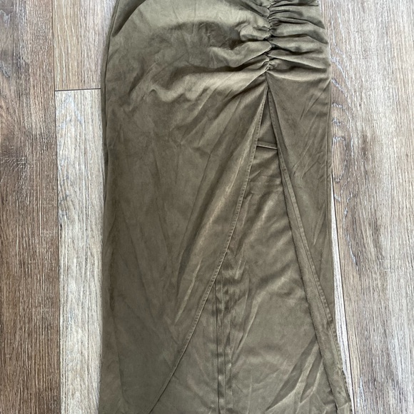 Zara faux suede skirt high slit on leg , rouched side size small - Picture 3 of 4